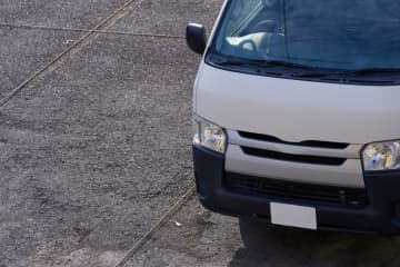 「ウチのハイエースは普通車」という友人。ハイエースは「4ナンバー」のイメージですが、同じ車種でも“ナンバーが異なる”理由とは？ 車検・維持費への影響も確認