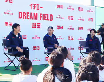 ユニクロが企画…イチローさん、内田篤人さん、錦織圭さんが参加、さまざまな競技に挑戦するイベント　小中学生90人、野球、サッカー、テニスの指導を受ける