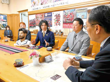 埼玉の理容師が世界一と証明していく　理容技術を競う世界大会で金メダル、団体と個人の2部門で獲得　坂戸の千葉さん、知事に報告