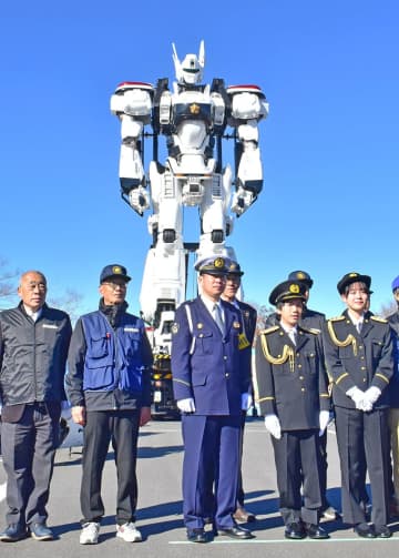 パトレイバーの「イングラム」登場　映画撮影用に制作された実物大　小鹿野署、交通事故防止の催し　所有する社が協力、東京・八王子から出動　来場者に安全運転の徹底を訴え