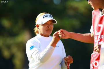 ＜速報＞鈴木愛、岩井千怜が首位でホールアウト　最終戦Vの行方はプレーオフへ