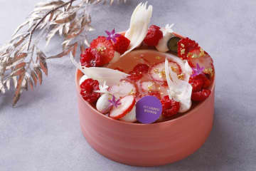 ホテル インターコンチネンタル 東京ベイの26年新春スイーツ、”まるで宝石”金箔乗せケーキ