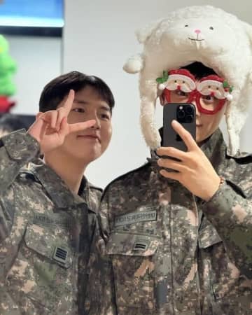 ASTRO チャウヌ、軍服姿でサンタメガネ＆羊の帽子も！Wanna One出身キム・ジェファンとのキュートな2ショットが話題