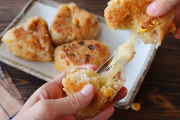 外はカリッと中はとろ～り！簡単なのに満足度100％の「チーズ焼きおにぎり」