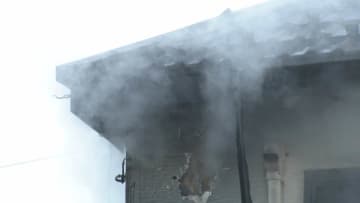 「一軒家が燃え黒い煙」住宅火災で住人の男女2人が軽傷　川崎市宮前区