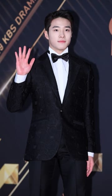 23歳なのに母親がSNS管理…子役出身韓国俳優の母、否定的なコメントについて言及