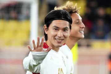 ｢日本が誇るフィニッシャー！｣モナコ南野拓実が王者PSGを沈める“ももトラ→左足ボレー”での股抜き弾が鮮やか！｢やっぱり我らがモナ王だ！｣｢パリ沈めてるのやばい｣