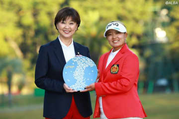 鈴木愛が涙の9年ぶりメジャー3勝目　岩井千怜との“日米対決”制す