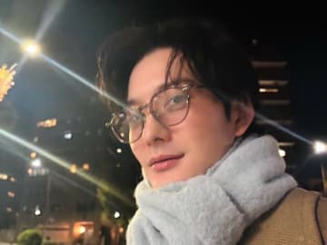 岡田将生、メガネ姿のリラックスショットが反響「こんなんデートじゃん！」「充希ちゃんが撮ったのかな」