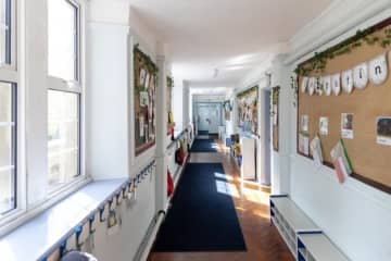 「もう言わないで！」“2文字”の流行語に先生たち困惑。ついに警察が学校に来て…→クスッと笑える展開