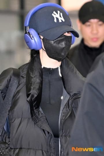 【PHOTO】aespaのKARINA＆WINTER「2025 MAMA」を終えて韓国に到着（動画あり）