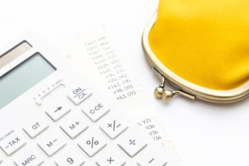 45歳の夫の勤務先には「退職金制度」がありません。現在の貯蓄は「1000万」ですが、定年まで月4万ずつ貯金すれば、老後の生活費を賄えるでしょうか？