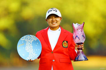 鈴木愛が岩井千怜とのプレーオフ制す 今季最終戦で9年ぶり国内メジャー3勝目