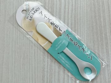 【ダイソー神グッズ】スプーンなのに穴が空いてる？　カップアイスに差してみると…