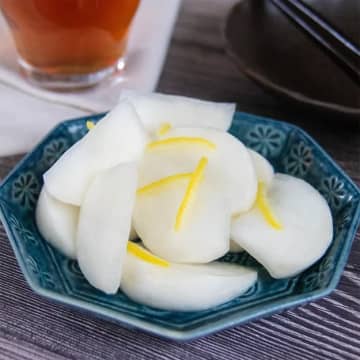 【切って和えるだけ】「箸休めに助かる！」「クセになる」超簡単に作れるかぶのレモン漬けレシピ