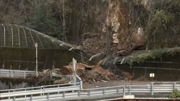 巨大な岩も…山の斜面崩れ土砂が道路ふさぐ　巻き込まれた車やケガ人なし　岐阜・多治見市