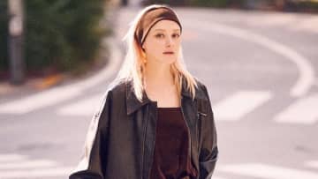 【明日なに着る？】羽織るだけで「ムードのある人」古びたレザーのブラウンジャケット