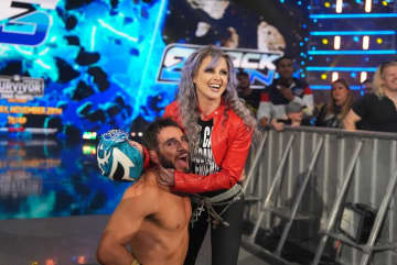 「それやっちゃダメだろ…」まさかの“妻介入” 対戦相手のマスクを剥ぎ取る暴挙に観客も「お口あんぐり」の一部始終