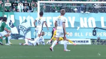 「なんじゃこりゃ…」「人間やめた」鹿島GKの“神業セーブ”に驚愕の声！「捕球はバケモン」早川友基が至近距離弾ストップ