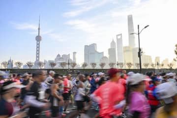 上海マラソン開催　ランナーが市街を快走