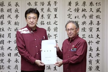 木原氏「普天間返還に全力」　沖縄知事は辺野古断念要求