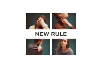 普通のニットが「キレイに変わる」アクセサリーづかいの法則