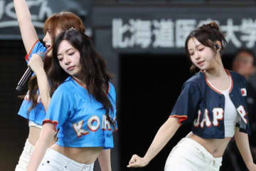 美女4人がへそ出しパフォ「破壊力やばい」　日韓OB戦でファン釘付け「可愛かった～」