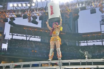 【ＷＷＥ】イヨ・スカイの〝トラッシュ缶ダイブ〟に称賛の嵐！　トリプルＨ「女子部門で唯一の存在」