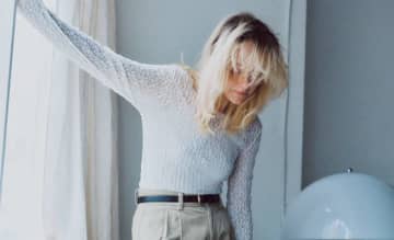 トップス1枚でドレスアップ「コートも膨れない」 華やかだけど気張って見えないデザイン