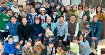 「総勢42人」38歳美人母が公開した”大家族の正月写真”にみちょぱら驚愕「ちっちゃな町の集会みたい」「お年玉怖いよ」