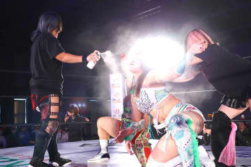 【スターダム】小波　壮麗亜美＆飯田沙耶に白スプレー噴射！ 12・8後楽園でワンダー王座の挑戦者決定戦を開催へ