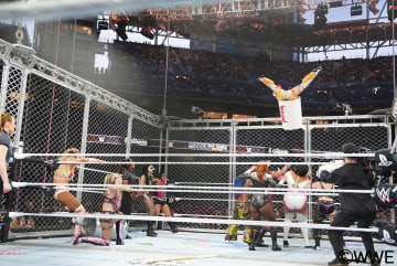 イヨ・スカイがトラッシュ缶を被って金網からダイブ！ASUKAとカイリがチェーンでイヨらを拘束！