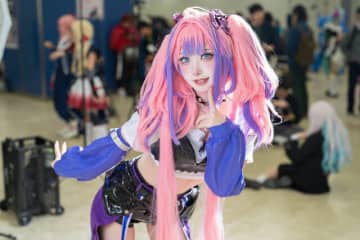 【コスプレ】キラキラ瞳のギャルメイクにツインテールが可愛い！ホロライブ「綺々羅々ヴィヴィ」のへそ出し衣装が似合う美女レイヤー【写真9枚】