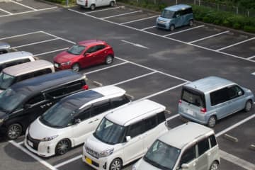 80代女性が “パチンコ店” の駐車場で『アクセルとブレーキを誤操作』停車しようとするも “暴走” しネットで話題に「80代でパチンコして車で帰ろうとして自損事故。。」「パチンコなんかしなくても、生活に支障ないよね？」