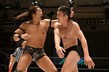 【DDT】IWGP王者TAKESHITAが4年ぶりの青木真也との一騎打ちを制す！「DDTで東京ドームに行きたい。それを達成するまで引くに引けない」