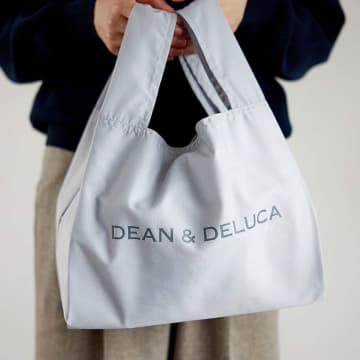DEAN & DELUCA、料理やケーキを入れやすいマチが広いエコバッグと収納ポーチのセットが本日発売
