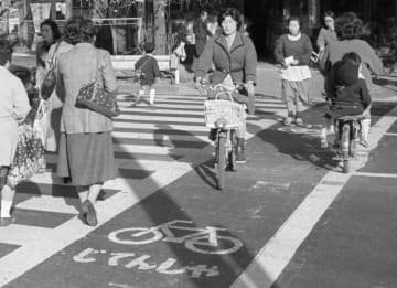 ＜あのころ＞「自転車横断帯」が誕生　47年前の12月1日