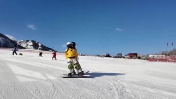 中国新疆ウルムチ市、小中学校に初の「雪休み」導入