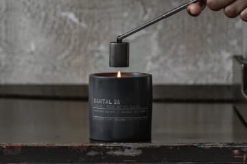 ル ラボ“黒色”フレグランスキャンドル、レザー風スモーキーな「サンタル 26」