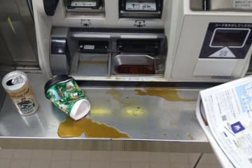 大阪・花園町駅の全券売機がコーヒーで浸水し乗客が悲鳴　鉄道会社は「様子を見る」と回答