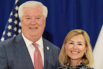 「日本は本当にゴージャスだ」の声も　駐日アメリカ大使が「息をのむほど美しい」と日本の秋を絶賛　おしどり夫婦のツーショットが話題に