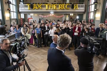 徴兵制改革案、相続税導入案、ともに否決　スイス国民投票