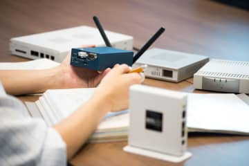 これって専門家から見てどうなんですか？　IIJに聞く「法人向けルーターと家庭用ルーターの違い」【イニシャルB】