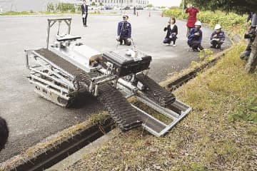 大阪工大ら／土砂災害対応ロボット試作機を公開／可動閉塞の初動対応を遠隔化