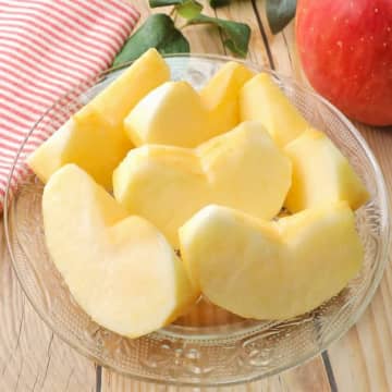 【りんごの皮、まだ包丁でむいてるの！？】「この方が甘い！」「果肉を無駄なく食べられる」りんごの皮むきの簡単テク