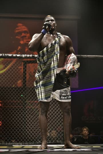 セネガル相撲が日本MMA界に侵略開始！デビュー戦で元ヘビー級王者を瞬殺しGLADIATORヘビー級戦線に激震走る！