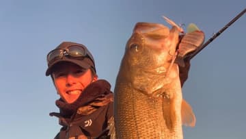 季節外れのアオコが蔓延「こんな経験はじめて…このまま春を迎えそう」そんなアオコまみれでも水面炸裂！