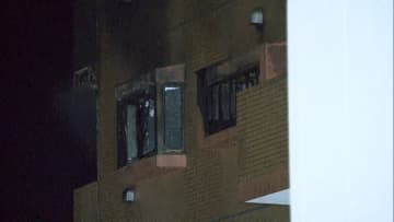 マンション火災で出火元とみられる部屋から1人遺体、身元確認急ぐ　神奈川・小田原市