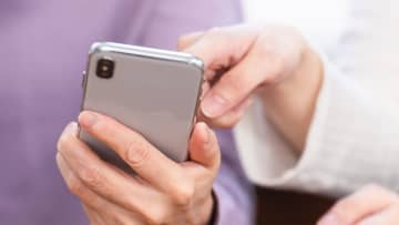 シニアのスマホ契約は店頭78.9％、オンライン21.1％　対面サポートが依然支持