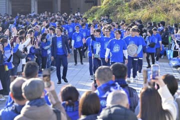 J1昇格　水戸〝パレード〟　市民、サポーターが祝福　茨城